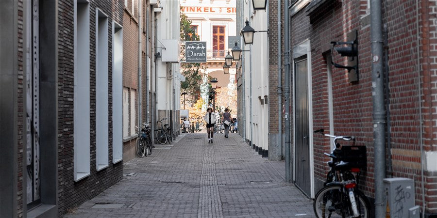 CBS: Bijna de helft van jonge vrouwen loopt of rijdt om voor eigen veiligheid